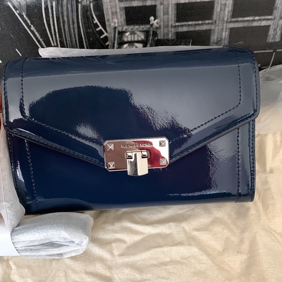 Michael Kors NWT Kinsley Medium Flap Wallet Crossbody in Navy - Picture 1 of 13